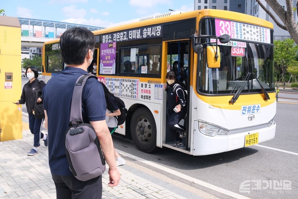 경기도 평택시에 위치한 고덕신도시의 한 버스정류장에서 인근학교의 학생들이 버스에서 내리고 있다. ⓒ투데이신문