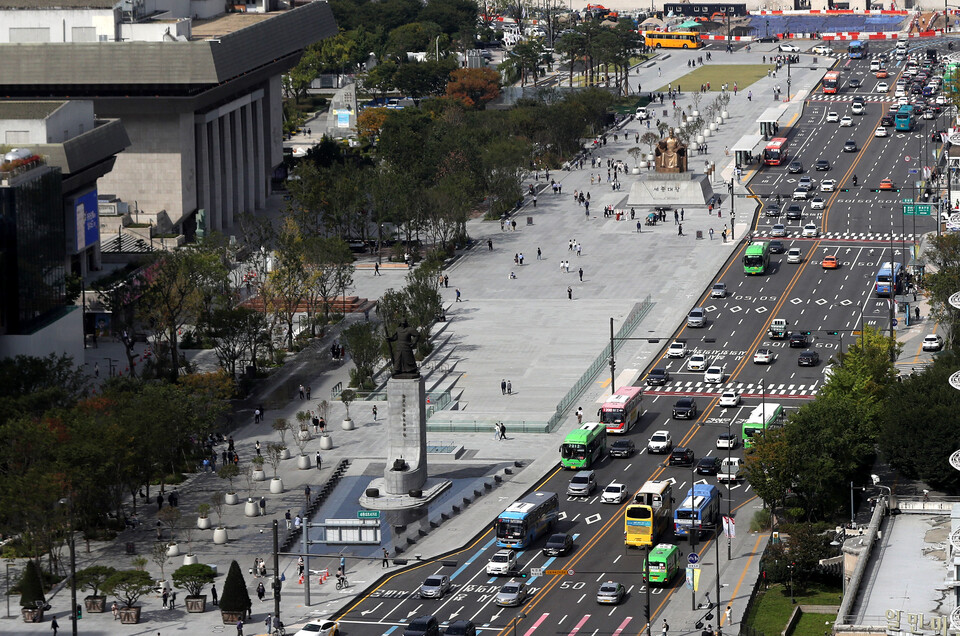 재개장한 광화문광장 방문객을 대상으로 한 만족도 조사에서 77.3%가 이전 보다 만족스럽다고 답한것으로 나타났다. 28일 오후 서울 종로구 광화문광장이 시민과 외국인관광객의 발걸음이 이어지고 있다. [사진제공=뉴시스]