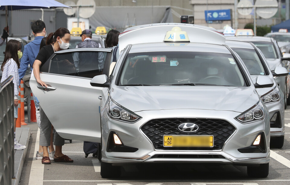 서울시가 심야 택시대란을 해소하기 위해 현재 3800원인 택시 기본요금을 내년 4800원으로 인상, 결정했다. [사진제공=뉴시스]