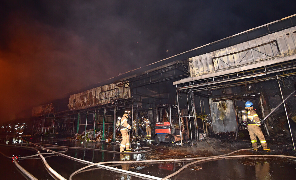 지난 25일 밤 대구 북구 매천동 대구 농수산물시장(매천시장)에서 대형 화재가 발생해 소방당국이 진화에 힘쓰고 있다. [사진제공=뉴시스]