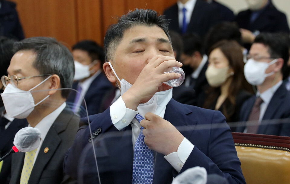 김범수 카카오미래이니셔티브센터장이 24일 서울 여의도 국회 과방위 종합국정감사에 증인으로 출석해 물을 마시고 있다. [사진제공=뉴시스]