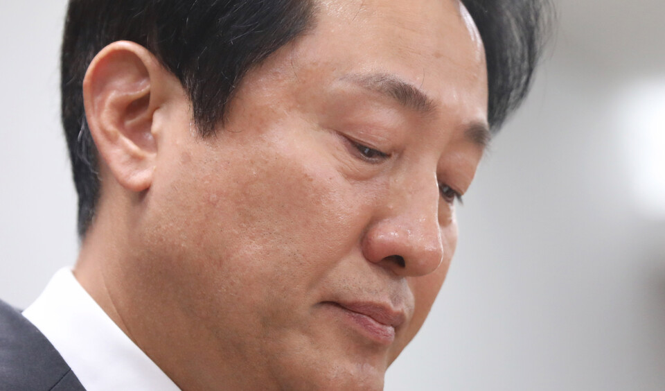 오세훈 서울시장이 1일 오후 서울 중구 서울시청 브리핑룸에서 '이태원 사고'관련 입장발표를 하며 눈물을 흘리고 있다. [사진제공=뉴시스]