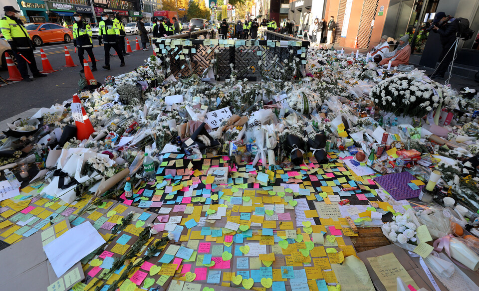 4일 오후 서울 용산구 이태원역에 마련된 이태원 참사 추모공간에 시민들이 남기고 간 추모물품과 메시지가 쌓여 있다. [사진제공=뉴시스]
