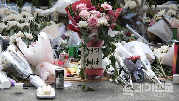 서울 용산구 이태원역 1번 출구에 마련된 이태원 참사 추모공간