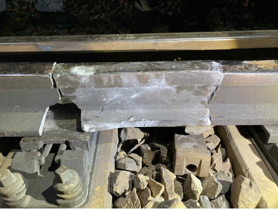 사고 이후 파손된 레일을 수거해 조합한 상태의 사진 [사진제공=국토교통부 항공철도사고조사위원회]