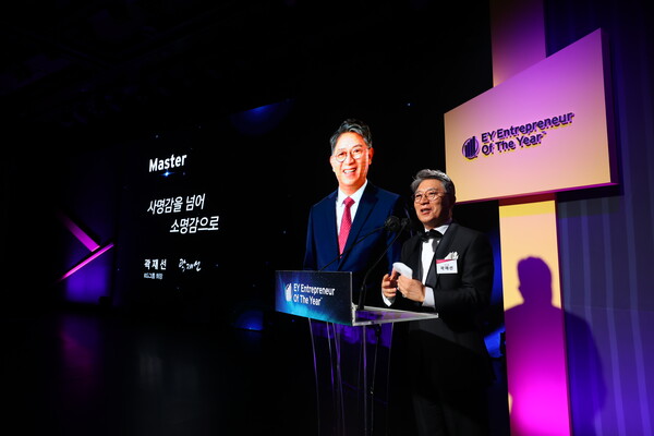 ‘EY 최우수 기업가상’ 시상식에서 마스터상 수상 소감을 밝히는 KG그룹 곽재선 회장. [사진제공=KG그룹]