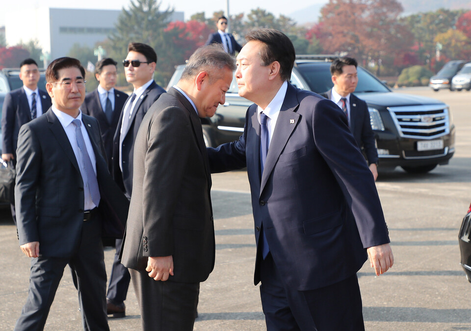 아세안 및 G20 정상회의 참석 등 동남아 순방을 위해 출국하는 윤석열 대통령이 11일 경기도 성남 서울공항에서 이상민 행정안전부 장관과 인사하고 있다. [사진제공=뉴시스]