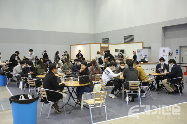 한산한 부스가 많았던 예년과 달리 모처럼 활발한 비즈매칭이 이뤄지고 있다. ⓒ투데이신문