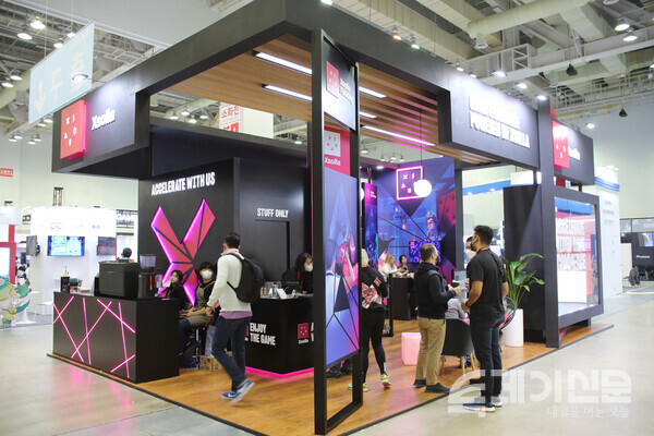 엑솔라 등 해외 기업 전시관을 중심으로 외국인 방문객들이 많이 모이고, 인근에 위치한 각 지역 진흥원 등 국내 중소기업 부스로도 퍼지는 모습이다. ⓒ투데이신문