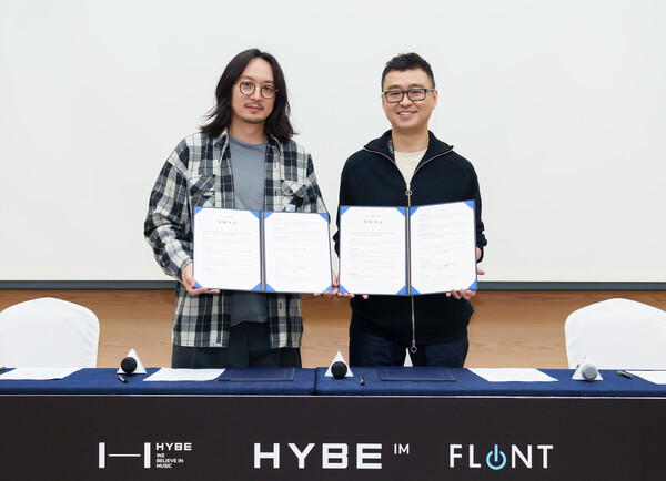 하이브IM과 플린트는 이날 기자간담회에서 ‘별이되어라2’의 퍼블리싱 계약 체결식을 진행했다. 좌측부터 하이브IM 정우용 대표, 플린트 김영모 대표 [사진제공=하이브]