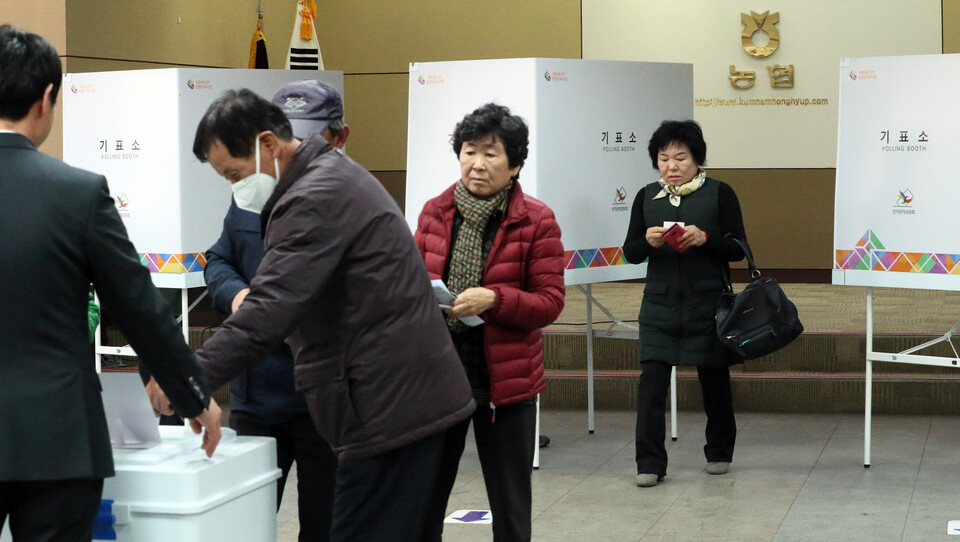 제2회 전국동시조합장선거가 열린 지난 2019년 3월 13일 세종시 금남면 남세종농협 본점에 마련된 투표소에서 조합원들이 투표를 하고 있다. [사진제공=뉴시스]