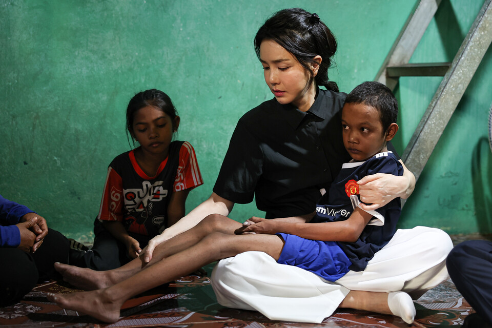 윤석열 대통령 부인 김건희 여사가 지난 12일(현지시간) 프놈펜 선천성 심장질환을 앓고 있는 14세 아동의 집을 찾아 건강상태를 살피고 위로하고 있다. [사진제공=뉴시스]