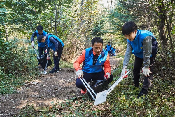 삼천리 임직원들이 인천 청량산에서 환경정화활동에 참여하고 있다(코로나19 이전). [사진제공=삼천리]