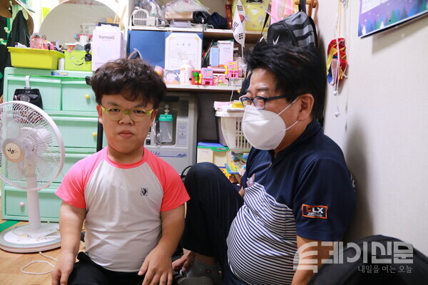  카메라 앞에서 포즈를 취하는 영광이와 이를 흐뭇하게 바라보는 아버지의 모습 ⓒ투데이신문