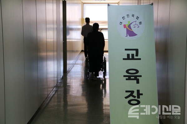 교육장으로 향하는 지애씨와 그의 어머니 ⓒ투데이신문