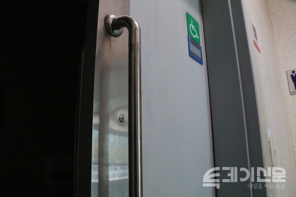지애씨가 근무하는 건물에 위치한 장애인 화장실의 철문ⓒ투데이신문