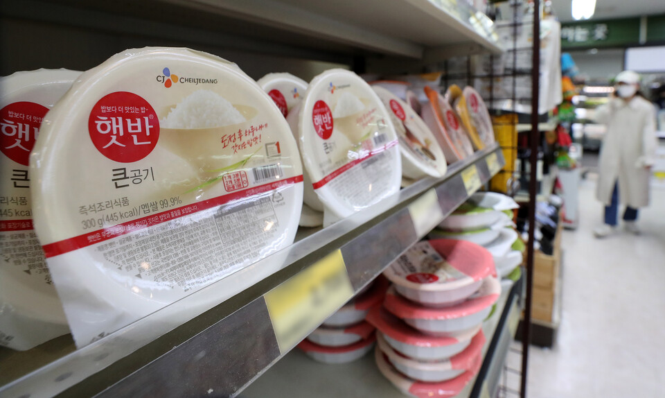 서울 시내 한 할인마트에 CJ제일제당의 즉석밥 제품 ‘햇반’이 놓여 있다.&nbsp;[사진제공=뉴시스]