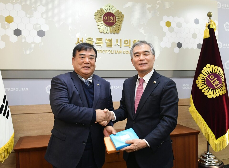 김현기 서울시의회 의장(오른쪽)이 민주평화통일자문회의 고동식 호주협의회장과의 간담회 이후 기념촬영하고 있다. [사진제공=뉴시스]