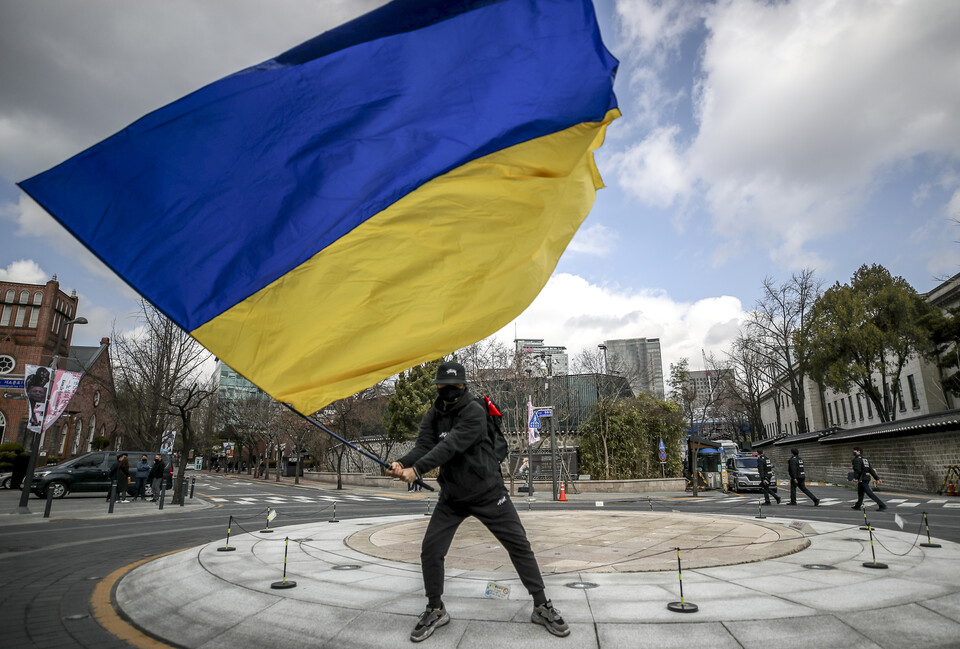 &nbsp;재한우크라이나인들이 2서울 중구 주한러시아대사관 인근에서 열린 러시아 규탄 및 전쟁 중단 촉구 집회에서 우크라이나 국기를 흔들고 있다. [사진제공=뉴시스]<br>