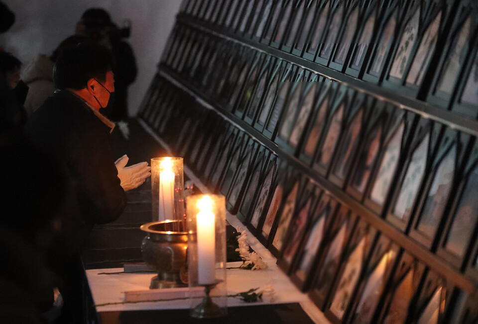 지난 14일 저녁 서울 용산구 녹사평역 이태원 광장에 마련된 ‘10·29 이태원 참사 희생자 합동분향소’에서 이태원 참사 유가족들이 슬픔에 잠겨 있다. [사진제공=뉴시스]