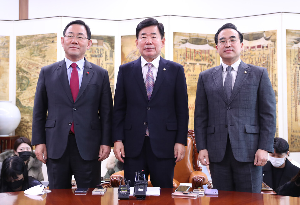 주호영(왼쪽) 국민의힘 원내대표와 박홍근(오른쪽) 더불어민주당 원내대표가 16일 오후 서울 여의도 국회에서 김진표 국회의장 주재 원내대표 회동에 참석해 기념촬영하고 있다. [사진제공=뉴시스]