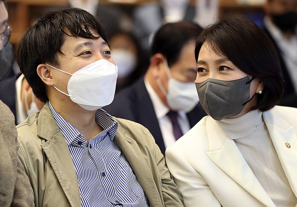 허은아(오른쪽) 의원이 지난달 28일 서울 여의도 하우스 카페에서 열린 자신의 ‘정치를 디자인하다’ 출판기념회에 참석한 이준석 국민의힘 전 대표와 대화를 나누고 있다. [사진=뉴시스]