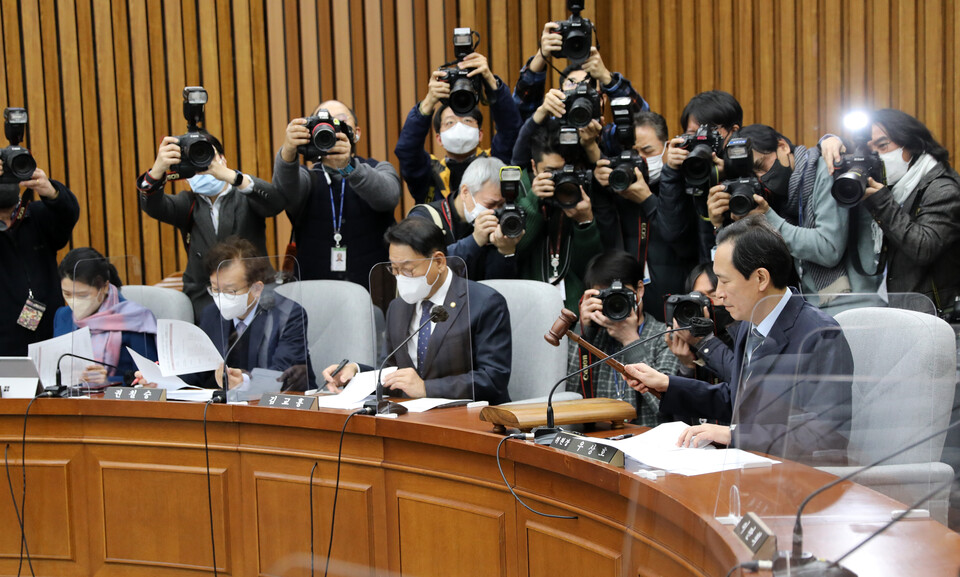 우상호 국조특위 위원장이 19일 오전 국회에서 열린 용산 이태원 참사 진상규명과 재발방지를 위한 국정조사특별위원회 전체회의에서 의사봉을 두드리고 있다. [사진제공=뉴시스]