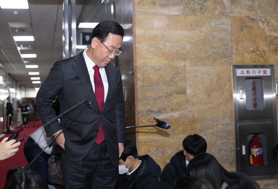 주호영 국민의힘 원내대표가 19일 오전 국회에서 김진표 국회의장과 회동을 마치고 기자들 질문에 답변 후 이동하고 있다. [사진제공=뉴시스]