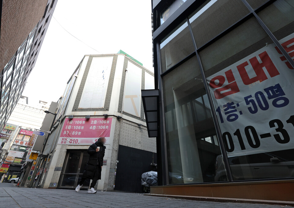 서울 중구 명동 한 건물에 임대 안내문이 붙어있다. [사진제공=뉴시스]<br>