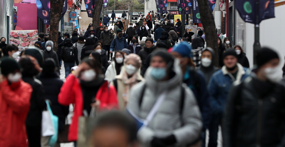 지난 4일 오후 서울 중구 명동거리가 마스크를 쓴 시민과 외국인으로 붐비고 있다. [사진제공=뉴시스]
