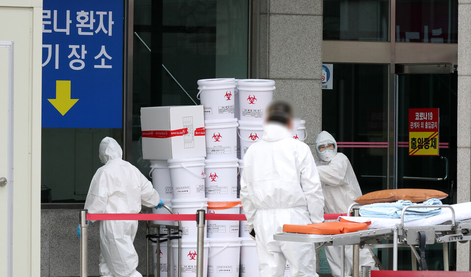 서울 은평구 서울시립서북병원에서 의료진들이 의료 폐기물 전용 용기를 옮기고 있다. [사진제공=뉴시스]<br>