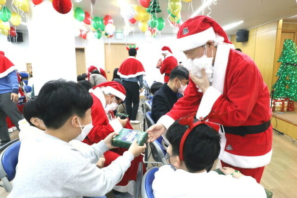 LG유플러스 황현식 대표가 산타 분장을 하고 아동들을 만나고 있다. [사진 제공=LG유플러스]