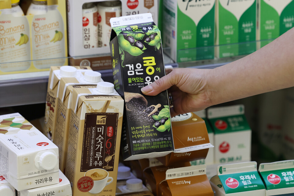 서울 시내 한 대형마트에서 고객이 푸르밀 제품을 고르고 있다. [사진제공=뉴시스]