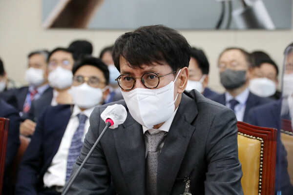 카카오 홍은택 대표가 지난 11월 국회 국정감사에 출석해 판교 데이터센터 화재로 인한 서비스 장애에 대한 질의에 답변하고 있다. [사진제공=뉴시스]