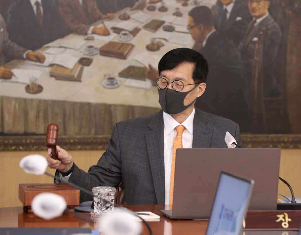 한국은행 이창용 총재가 10월 12일 금융통화위원회 정기회의에 참석해 의사봉을 두드리고 있다 [사진출처=뉴시스]