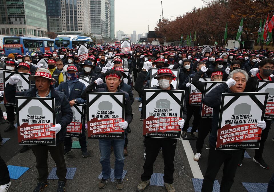 지난달 22일 민주노총 전국건설노동조합 조합원들이 서울 여의대로에서 건설안전특별법 제정을 요구하며 행진하고 있다. [사진제공=뉴시스]
