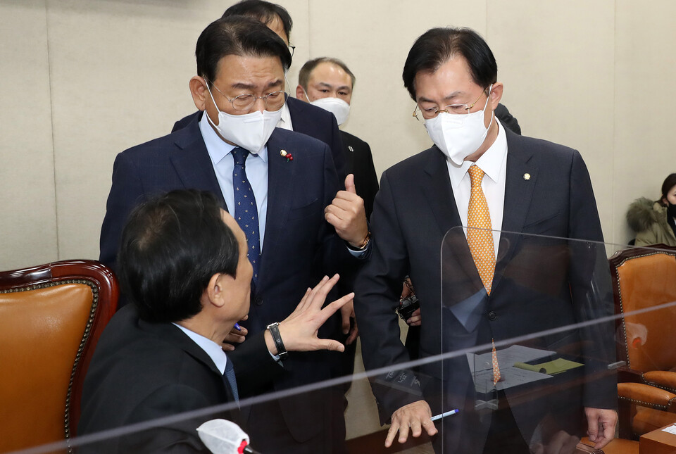 27일 오후 서울 여의도 국회에서 열린 ‘용산 이태원 참사 진상규명과 재발방지를 위한 국정조사 특별위원회 전체회의’에서 정회 선포 후 우상호 위원장과 김교흥 더불어민주당 간사, 이만희 국민의힘 간사가 대화를 나누고 있다. [사진제공=뉴시스]