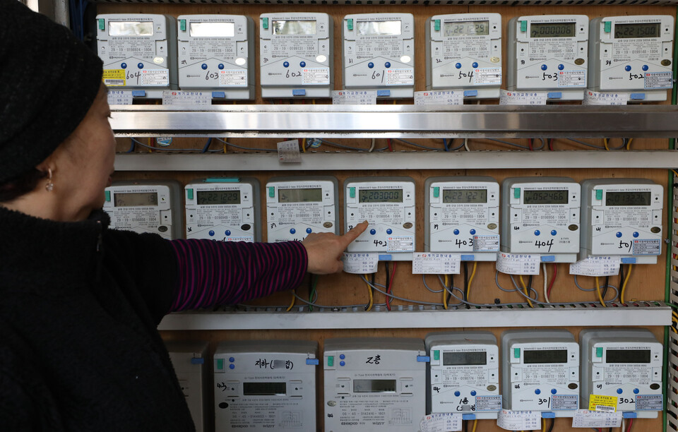 29일 서울 시내 한 건물에 설치된 가정용 전기 계량기. [사진제공=뉴시스]