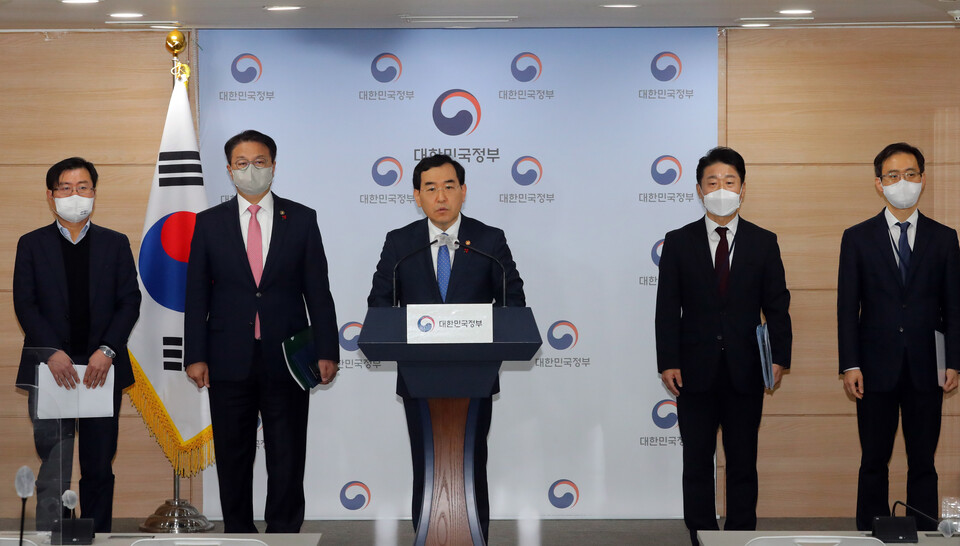 산업통상자원부 이창양 장관이 30일 서울시 종로구 정부서울청사에서 전기요금 인상 등 에너지 분야 주요 현안 관련 브리핑을 하고 있다. [사진제공=뉴시스]