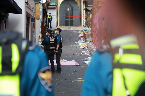이태원 참사가 발생한 골목에서 지난 10월 31일 경찰들이 현장 감식을 진행하고 있다. ⓒ투데이신문