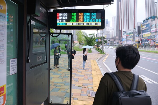 지난 7월 경기도 화성 동탄2신도시의 한 버스정류장에 설치된 버스정보란에 잔여좌석이 없다는 표시가 띄어져 있다. ⓒ투데이신문