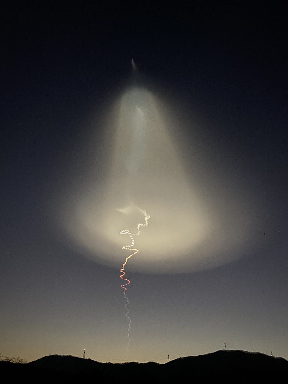지난 30일 오후 경기 양평군 인근에서 고체 추진 우주발사체 시험비행가 촬영된 모습. [사진제공=뉴시스]