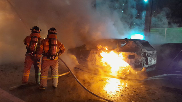 지난 3일 대구 달서구 용산동 중부내륙고속도로 성서IC 부근에서 원인을 알 수 없는 차량 화재가 발생한 가운데, 소방대원들이 진화 작업하고 있는 모습.&nbsp; [사진제공=경북소방본부]