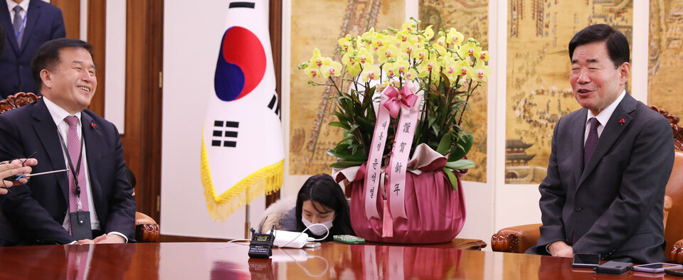 김진표(오른쪽) 국회의장이 4일 오후 서울 여의도 국회의장실에서 윤석열 대통령의 신년인사 난을 가지고 방문한 이진복 대통령실 정무수석과 대화를 나누고 있다. [사진제공=뉴시스]