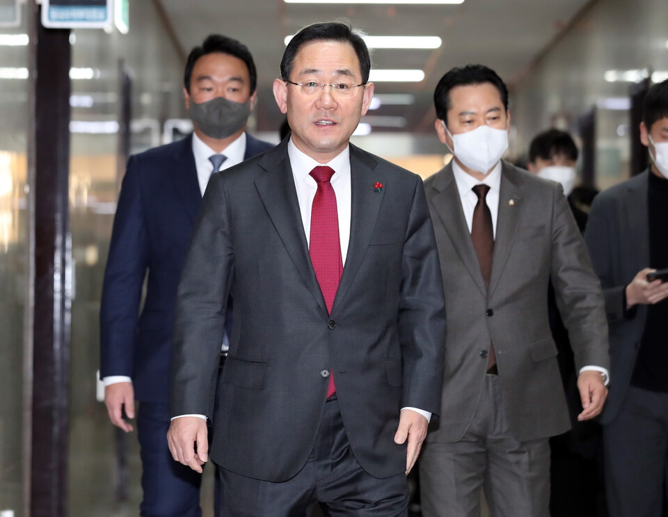 주호영 국민의힘 원내대표와 국회 정치개혁 특별위원회 국민의힘 위원인 정희용(왼쪽), 장동혁(오른쪽) 의원이 4일 오전 서울 여의도 국회 국민의힘 원내대표실에서 열린 정개특위 위원 긴급회의에 참석하고 있다. [사진제공=뉴시스]