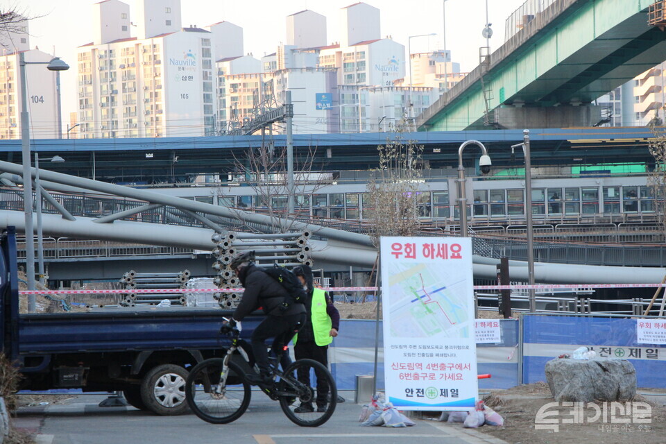 4일 오후 서울 영등포구에 위치한 도림동과 신도림역을 잇는 도림보도육교가 갑자기 내려 앉아 통행이 제한돼 자전거를 탄 시민이 우회하고 있다. ⓒ투데이신문<br>