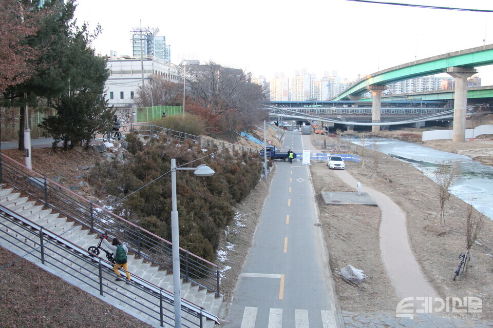 4일 오후 서울 영등포구에 위치한 도림동과 신도림역을 잇는 도림보도육교가 갑자기 내려 앉아 통행이 제한돼 자전거를 탄 시민이 우회하고 있다. ⓒ투데이신문<br>