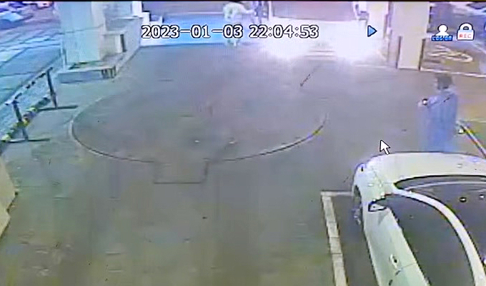 지난 3일 인천 중구 인천국제공항에 입국해 코로나19에 확진된 40대 중국인 A씨가 호텔 격리를 거부하고 차량에서 내려 도주하고 있다. 차량에서 흰색 옷을 입고 내리는 사람이 A씨.  [사진제공=뉴시스]