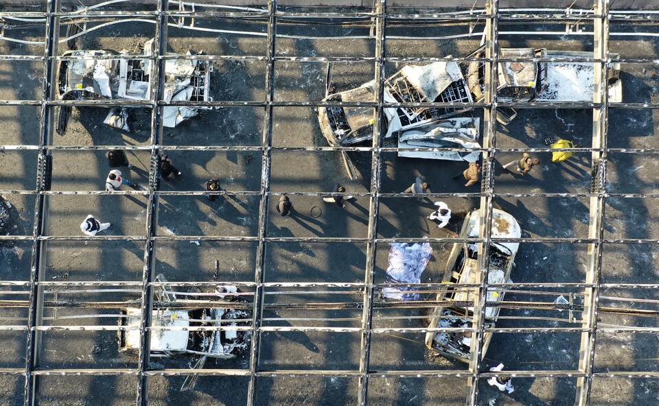 5명의 사망자가 발생한 경기도 과천시 제2경인고속도로 갈현고가교 방음터널 화재 현장에서 30일 경찰과 소방, 국과수 등 관계자들이 감식하고 있다. [사진제공=뉴시스]<br>