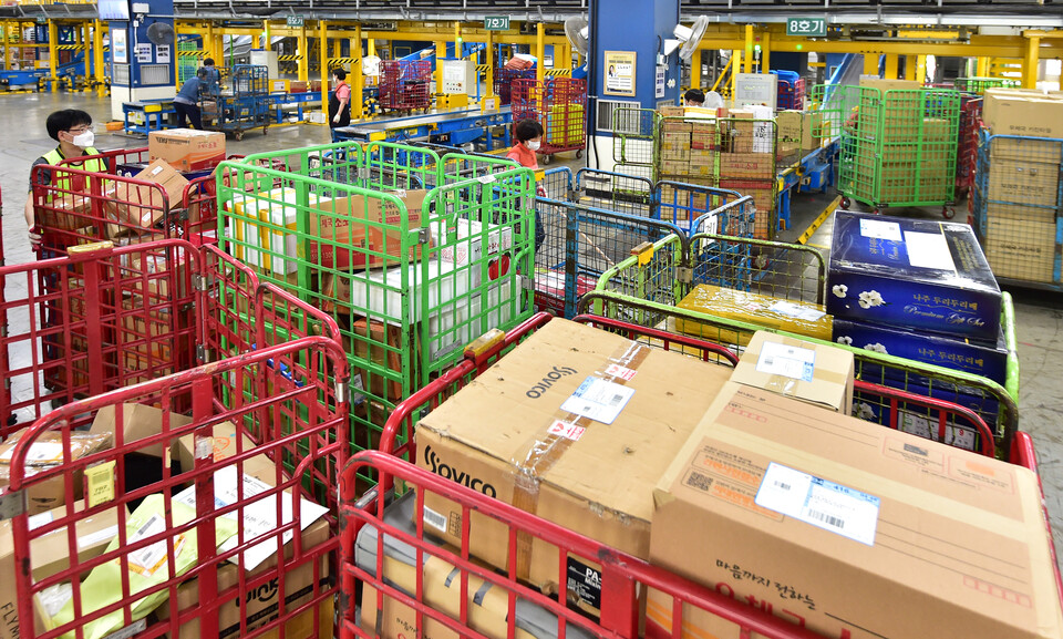 대구 북구 산격동 대구우편집중국에서 직원들이 추석 명절을 앞두고 택배를 분류하고 있다. [사진제공=뉴시스]